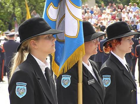 Naiskodukaitsjad le Eesti lvad kaasa Maakaitsepeva ritustel