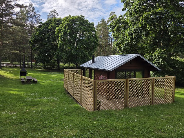 Saunamaja, eemal grill 