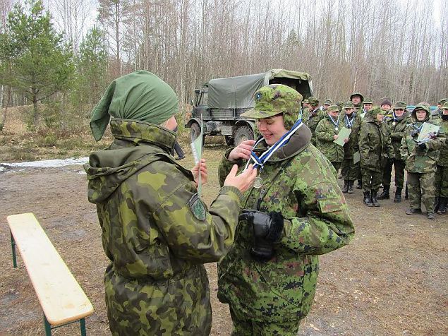 Naiskodukaitse laskevistlus „Metsiku Lne“ moodi