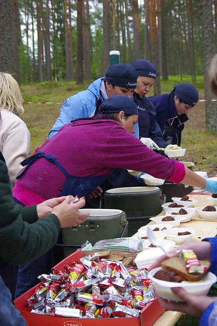 Vrumaa laulu-ja tantsupeolisi toitlustamas