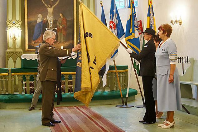 Risti jaoskonna naised mblesid oma malevkonna meestele lipu