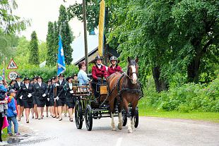 Risti jaoskonna naised mblesid oma malevkonna meestele lipu