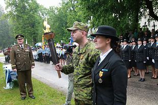 Risti jaoskonna naised mblesid oma malevkonna meestele lipu