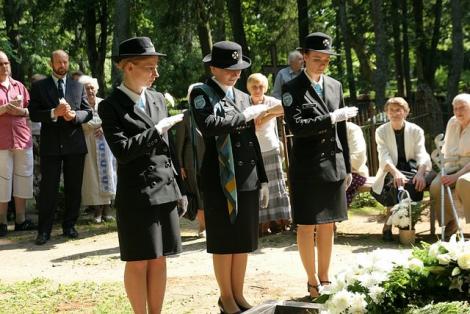 Endine Tartu ringkonna esinaine Ebba Saral maeti kodumaa mulda
