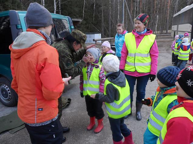 Plva naiskodukaitsjad llatasid Taevaskojal Mesimumm lasteaia lapsi 