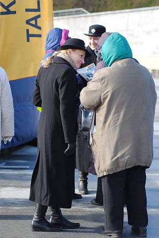 Naistelt naistele ti vormikandjad naised Vabaduse vljakule 