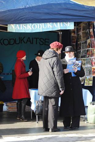 Naistelt naistele ti vormikandjad naised Vabaduse vljakule 