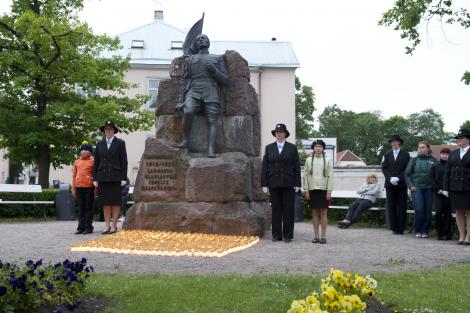 Saaremaa naiskodukaitsjad stasid leinapeval 618 knalt