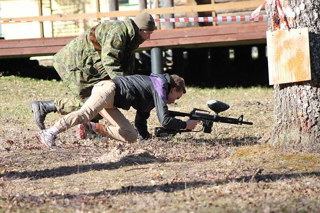 Phja-Tartumaa kaitseliitlased ja naiskodukaitsjad korraldasid Pala kooli pilastele Jriretke