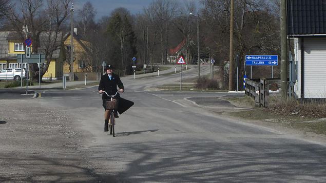 Risti jaoskond toimetab sinililledega 