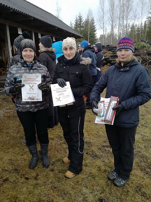 Naiskodukaitse naised Metsnikul naistepeva thistamas