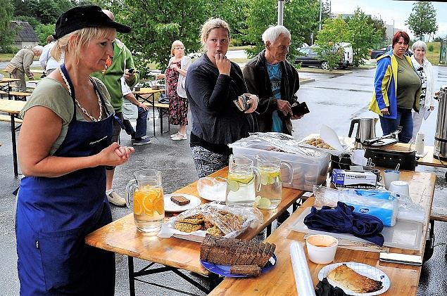 Naiskodukodukaitsjad pakkusid Jgeva kohvikutepeval pnevaid hrgutisi