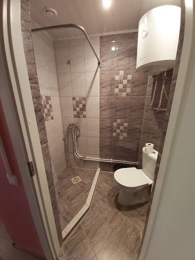 Tuba nr 4 - WC dushinurga ja kraanikausiga 