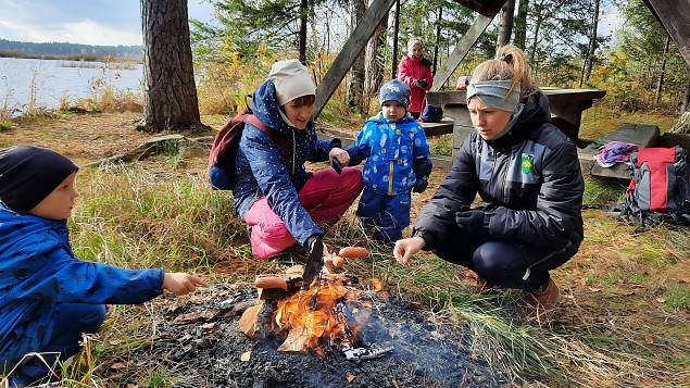 Vndra jaoskond matkas snnipeva puhul.