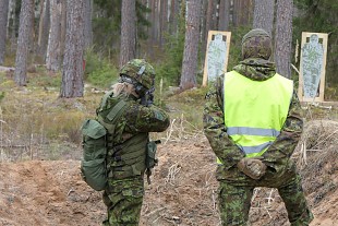 Selgusid Naiskodukaitse parimad laskurid lahingrelvadest laskmises