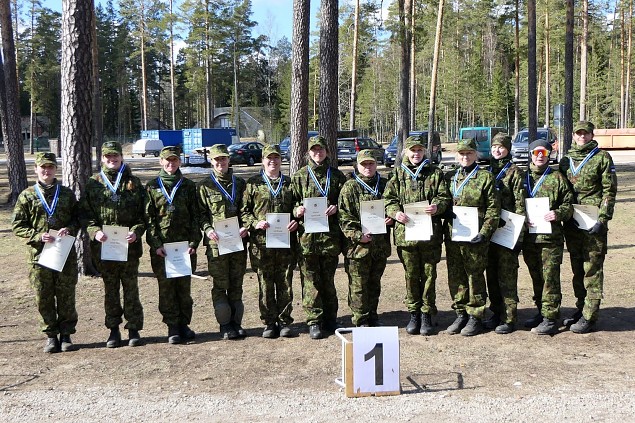 Selgusid Naiskodukaitse parimad laskurid lahingrelvadest laskmises