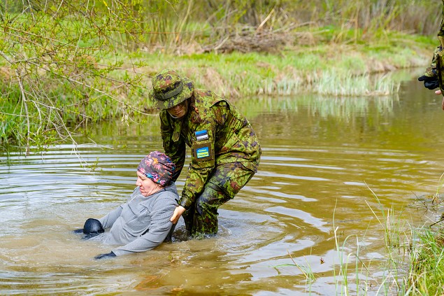 95-kilomeetriseks kujunenud Naiskodukaitse koormusmatkal vidutsesid Vrumaa ringkonna naised