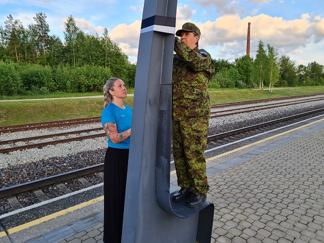 Tna lehvivad raudteejaamades leinalindid