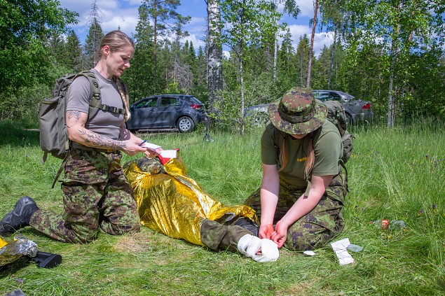 Naiskodukaitse esmaabi erialavistlusele ringkonna au kaitsma