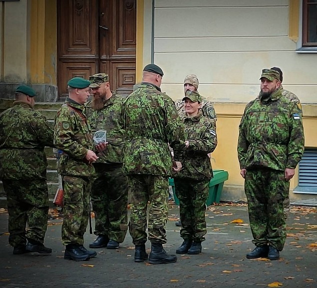 Naiskodukaitsjana reservohvitseri kursusel