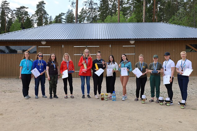 Saaremaa naised vidutsesid Naiskodukaitse koormusmatkal