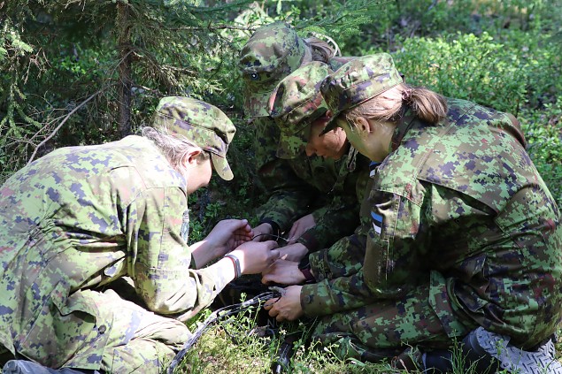 Saaremaa naised vidutsesid Naiskodukaitse koormusmatkal