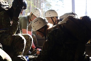 Saaremaa naised vidutsesid Naiskodukaitse koormusmatkal