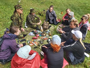 Naiskodukaitse õpetab Narva-Jõesuus toimuvas kakskeelses ohutushoiulaagris valmistuma kriisiolukordadeks