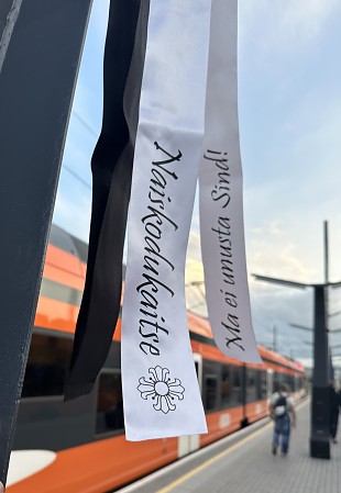 Tallinna raudteeperroonidel lehvivad leinalindid 83 aastat tagasi kditatute mlestuseks