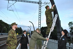 Tallinna raudteeperroonidel lehvivad leinalindid 83 aastat tagasi kditatute mlestuseks