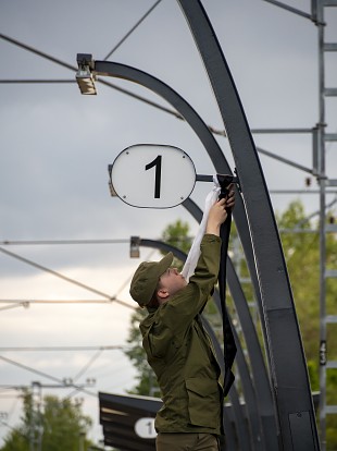 Tallinna raudteeperroonidel lehvivad leinalindid 83 aastat tagasi kditatute mlestuseks