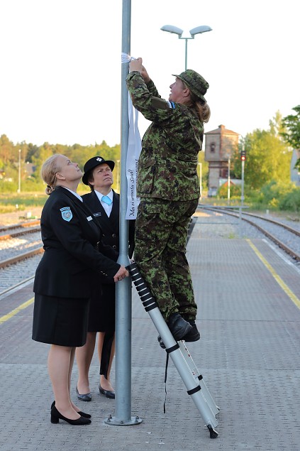 Tallinna raudteeperroonidel lehvivad leinalindid 83 aastat tagasi kditatute mlestuseks