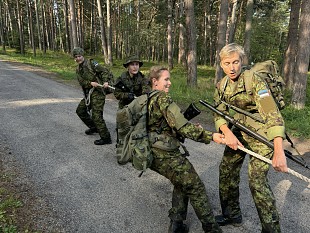 Tartu naised vidutsesid Naiskodukaitse koormusmatkal