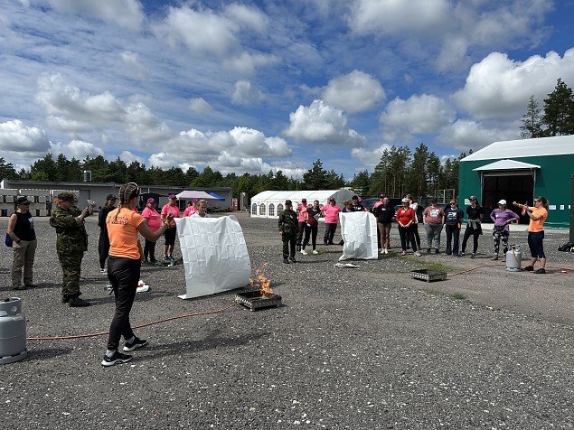 ''Ole valmis!'' laager - Naiskodukaitse petab Jrvamaal naistele kriisiolukordadeks valmistumist