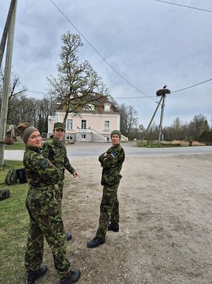 Esmaabi erialav�istlus plaaniv�liste karudega