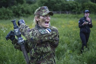 Vihm, v�simus ja visadus – Naiskodukaitse koormusmatk testis osalejate piire