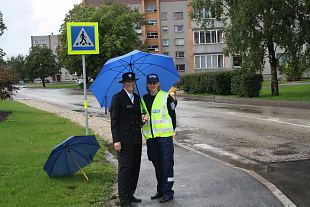 Naiskodukaitsjad aitasid koolijtse ohutult le tee 