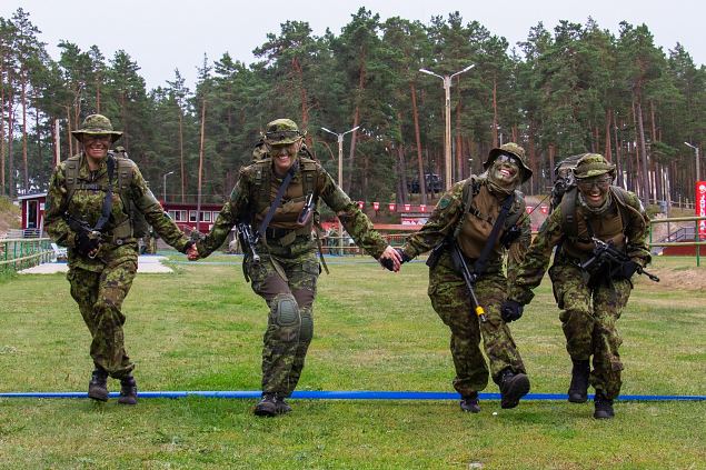 Naiskodukaitse vistkond 2017. aasta Admiral Pitka luurevistluse stardijoont letamas - kik on a