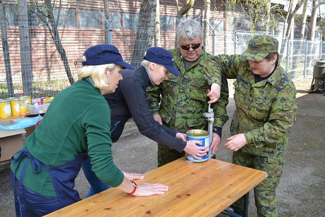 Suurppus Siil 2018 Plvas - mitu inimest on vaja he supipurgi avamiseks. Foto: Annely Korju 