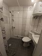 Tuba nr 7 (teisel korrusel) | Vsu maja fotogalerii Tuba nr 7 - WC dushinurga ja kraanikausiga 